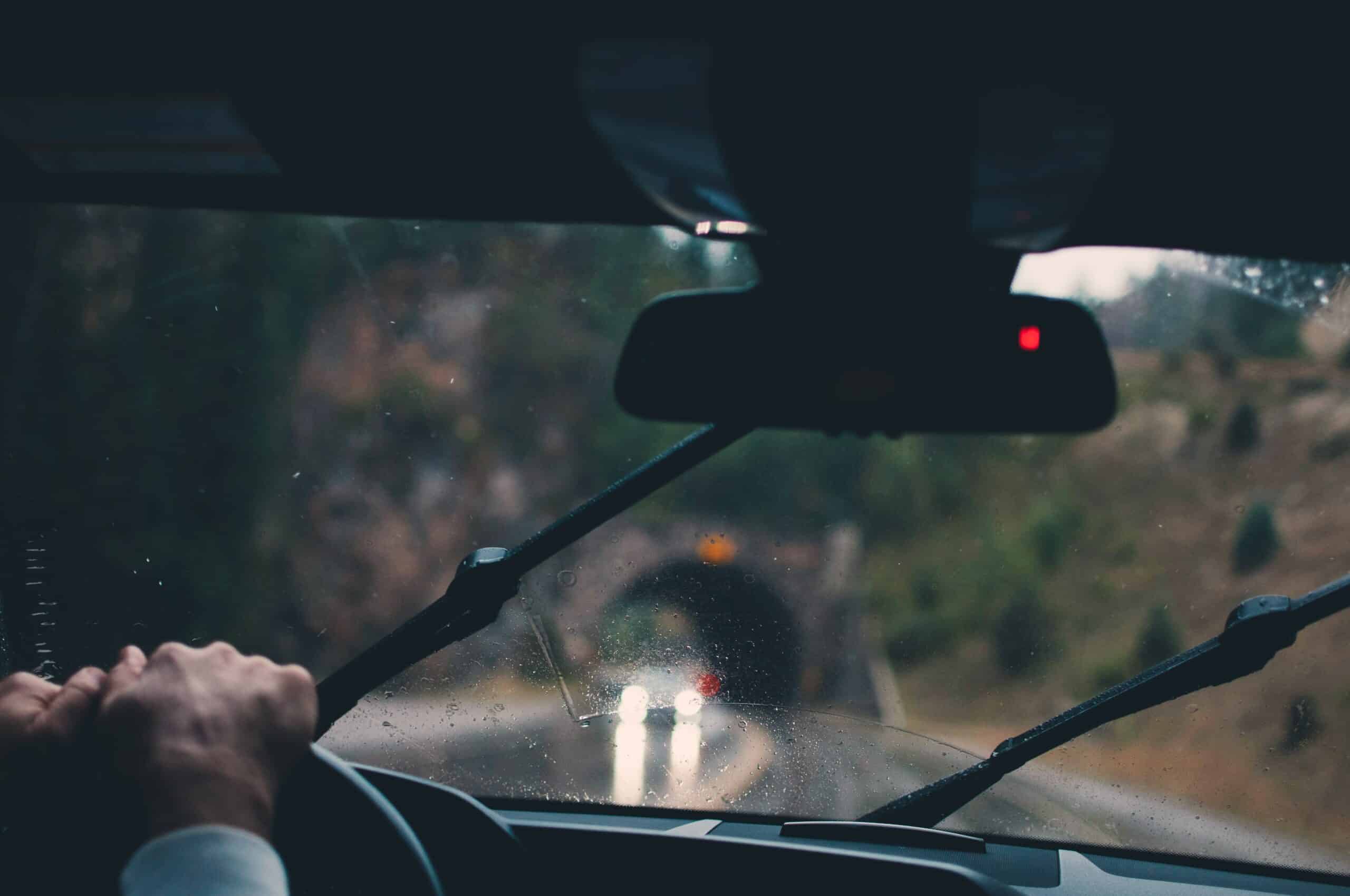 Sådan skifter du dine vinduesviskere på bilen