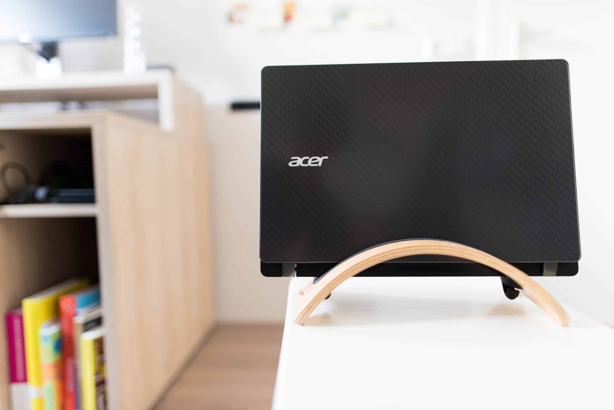 Oplad computeren med en oplader fra Acer